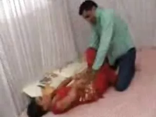 Blonde huisvrouw zuigt lul in de familiesexfilms keuken